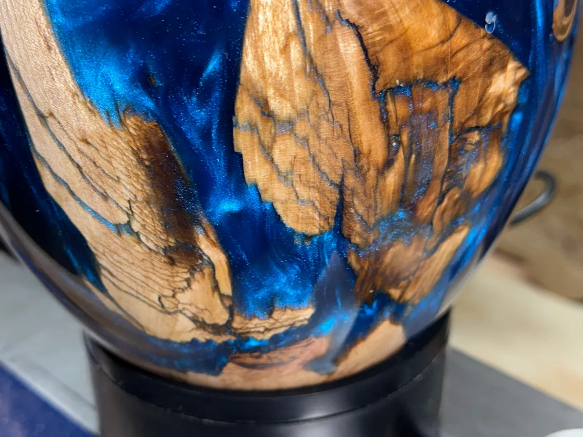 Apple wood figure and blue resin contrast on the outside of the bowl