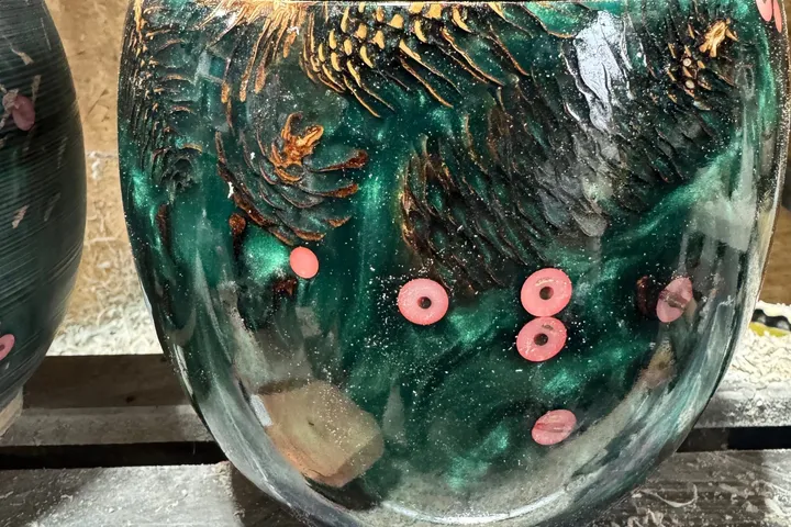 Resin & Pinecone Bowl — Green Mica, Natural Texture, Holiday Spirit