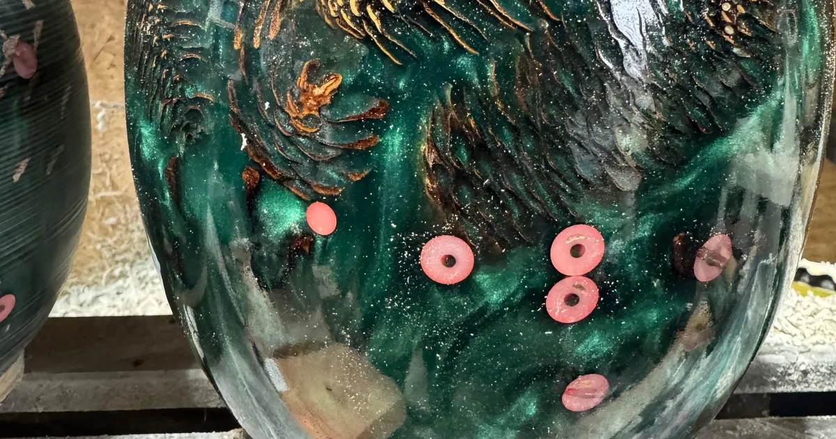 Resin & Pinecone Bowl — Green Mica, Natural Texture, Holiday Spirit