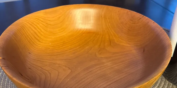 Cherry Wood Bowl — Honey-Amber Grain with Hand-Rubbed Finish