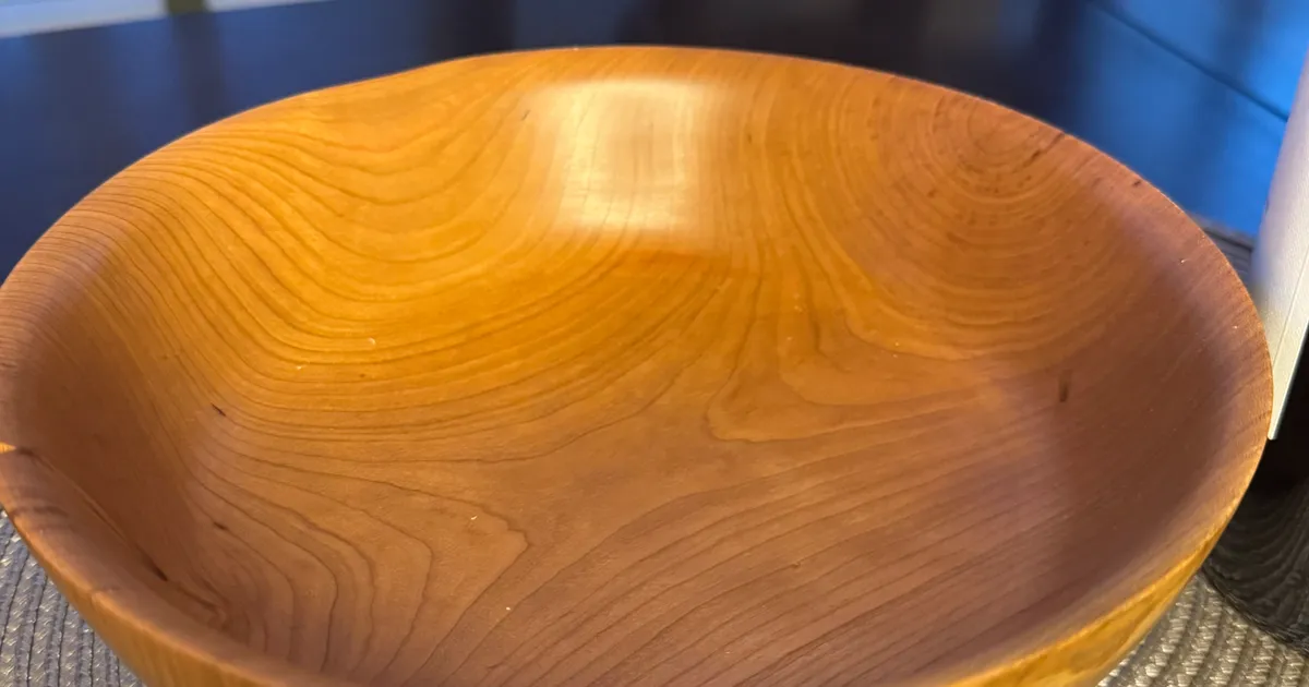Cherry Wood Bowl — Honey-Amber Grain with Hand-Rubbed Finish